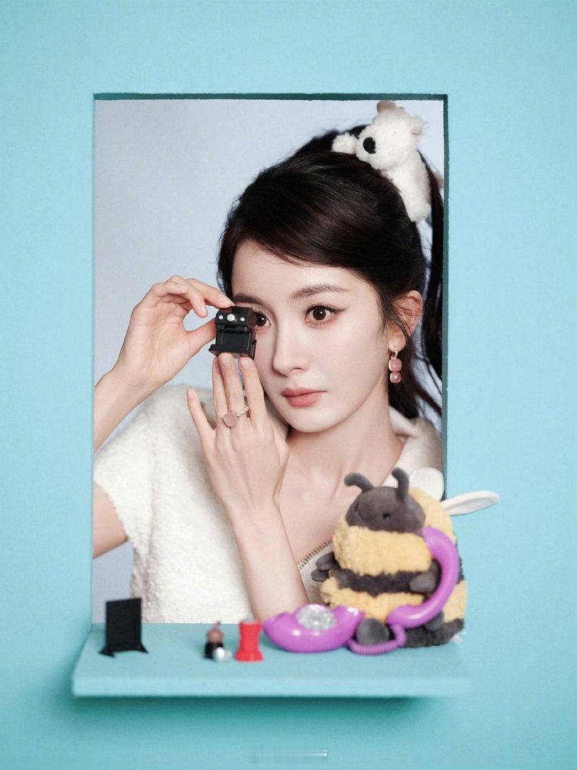 杨幂片场用道具当话筒杨幂片场歌手上线 道具随手一拿就能当话筒开唱，杨幂这个片场即