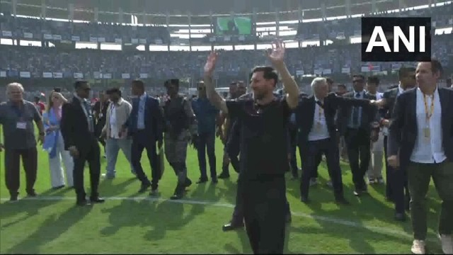 本周六，梅西开启印度行，其好友苏亚雷斯与德保罗陪同。梅西来到加尔各答出席见面会，