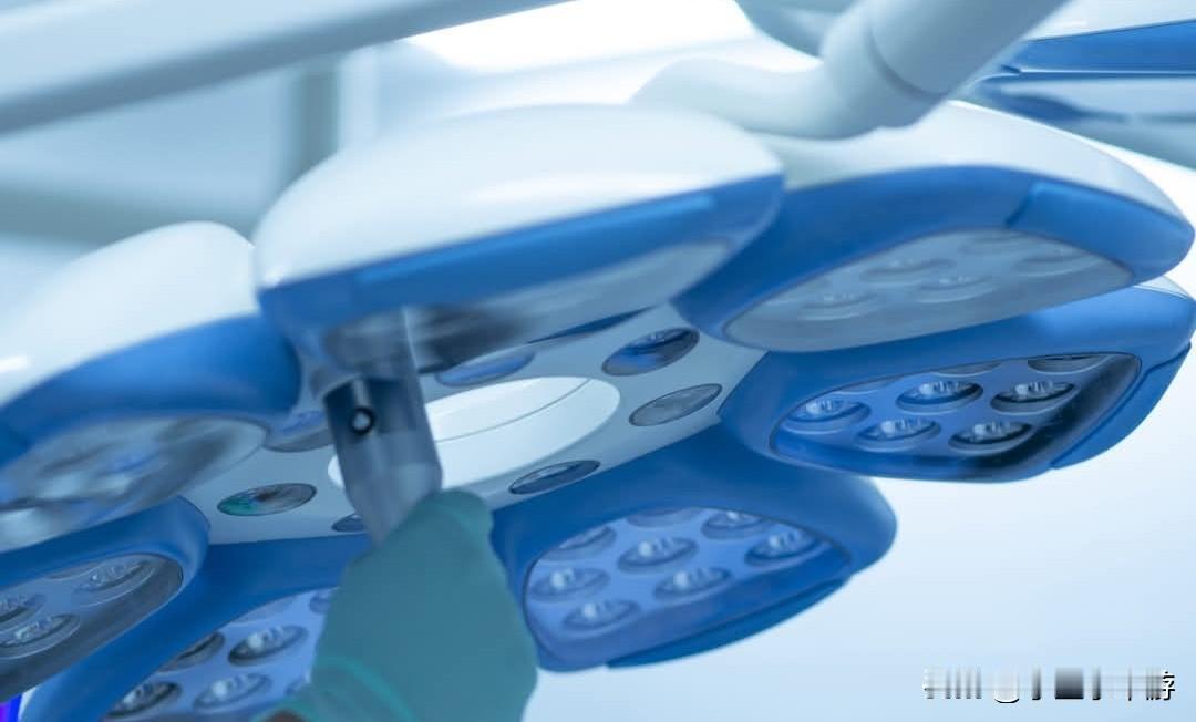 英国一名男子在当地医院接受疝气手术后痛苦不堪，甚至几个月都无法站立，最后找到合适