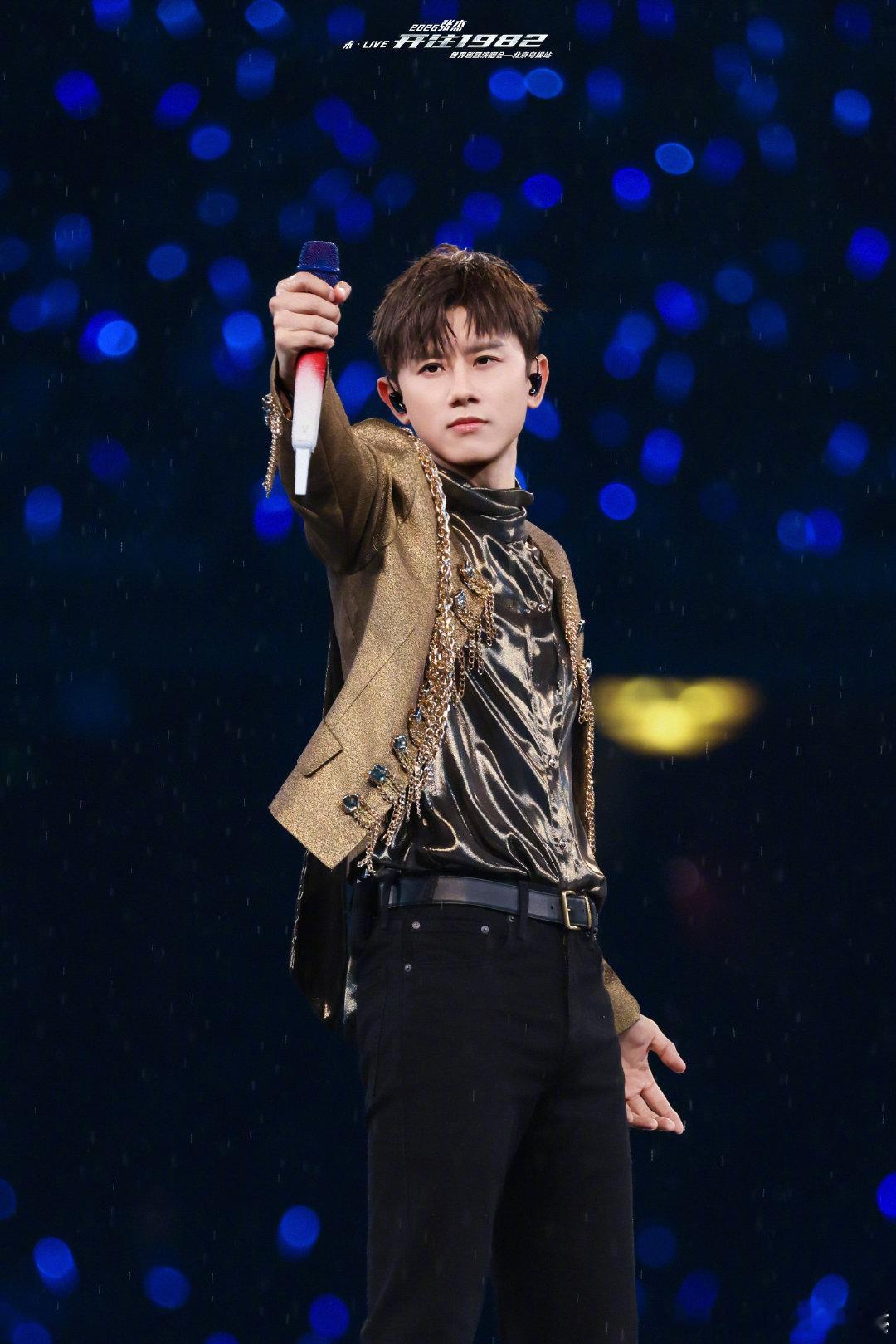 张极又去看张杰演唱会了啊啊啊张极又去看张杰演鸟巢唱会了！好帅！翻唱张杰的歌很好听