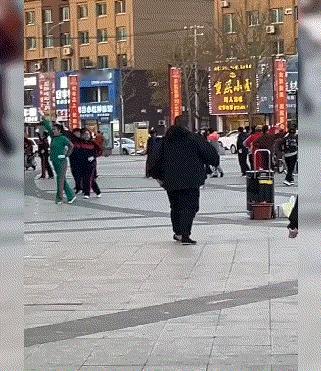 网友:单枪匹马去关广场舞大妈音响，真是个勇敢的大哥啊！
