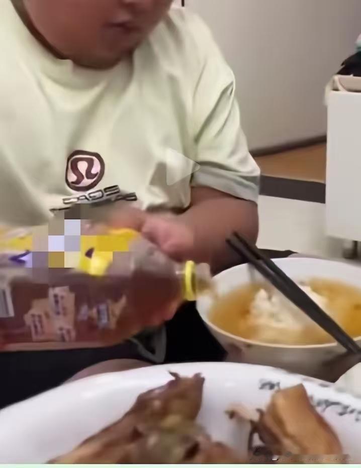 男子反对儿子吃饮料泡饭。
儿子正眼都不看一下，＂就要吃＂
妻子竟然满脸不屑无动于