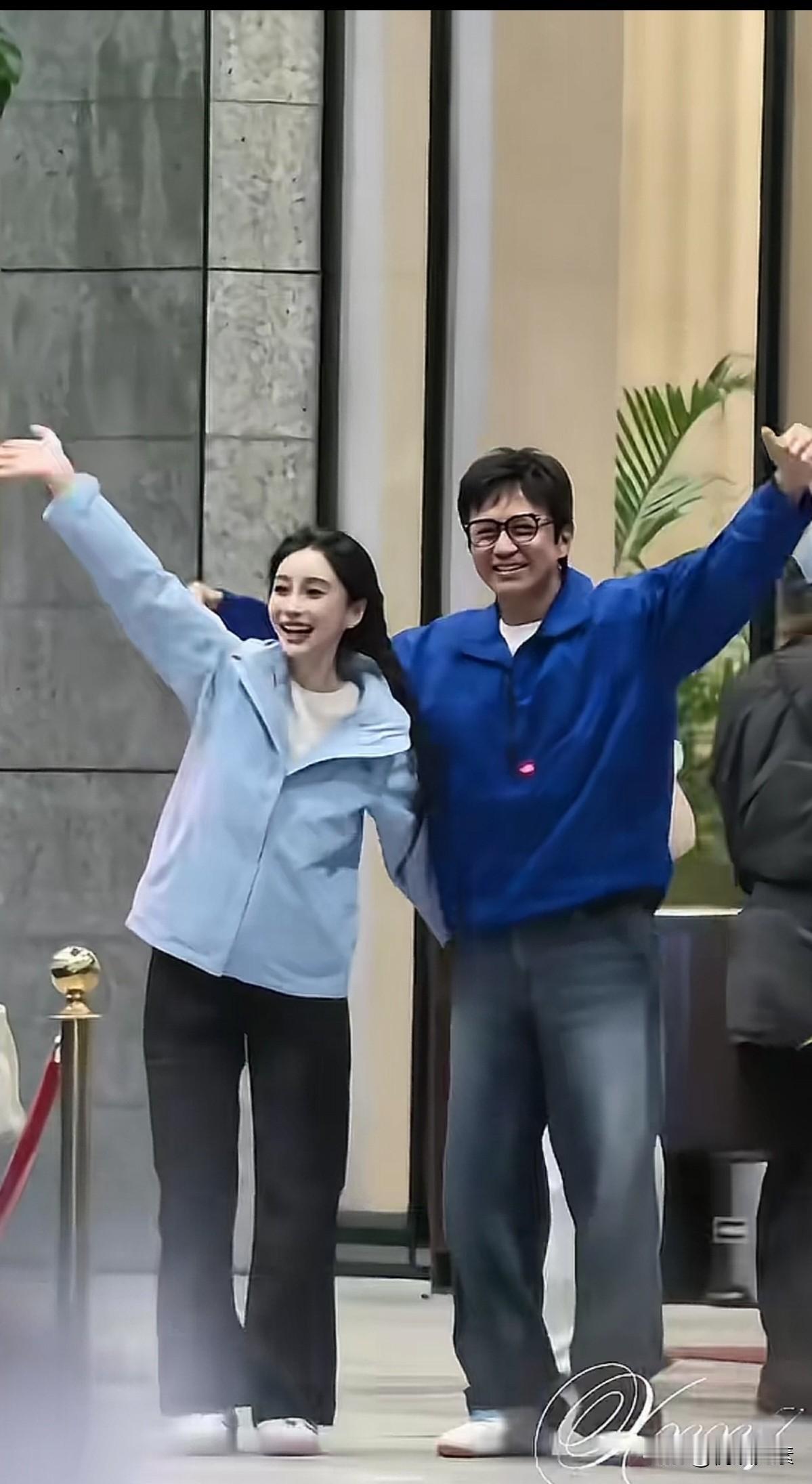 杨颖一直都是笑容可掬。邓超也很够朋友。不得不说，baby杨颖的颜值也很扛打，难怪