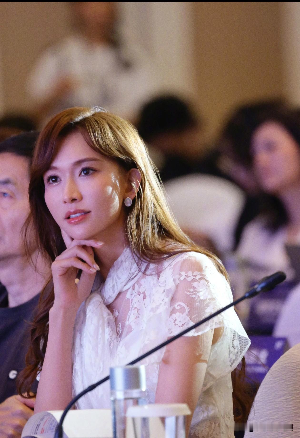 说实话，52岁的林志玲还是很明智的，她一定会为今天辞去台湾“文策院”董事职务而后