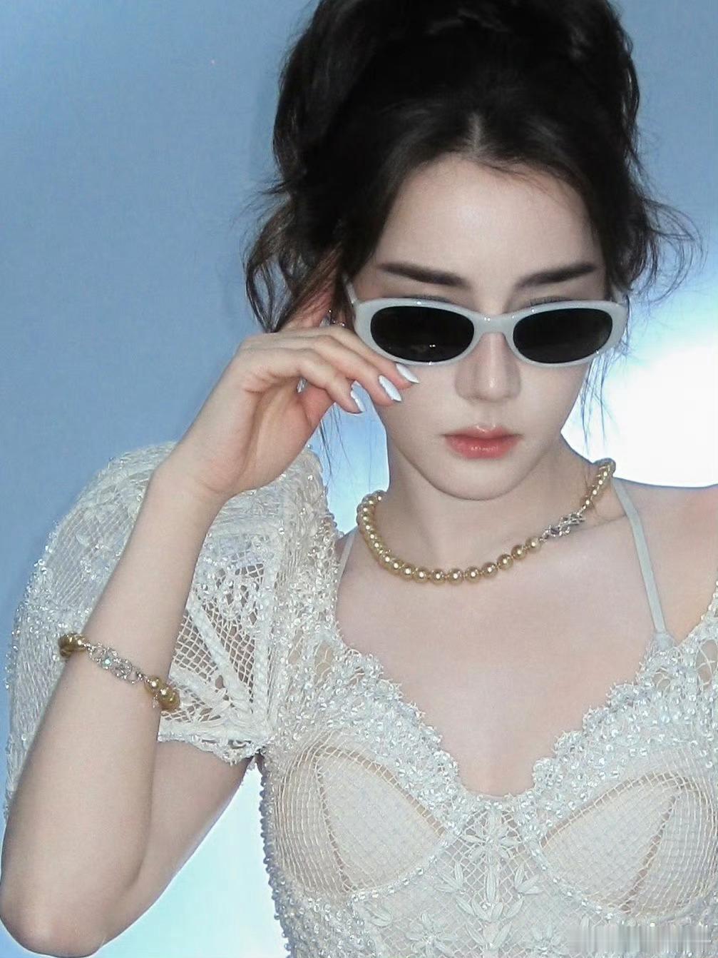 迪丽热巴工作室回应审美争议 迪丽热巴工作室是在回应昨晚的直播造型审美争议吗，配文