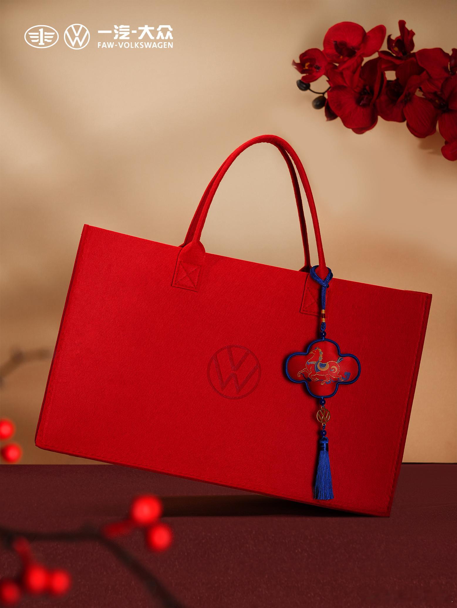 暖香萦绕辞旧岁，玉液盈樽迎新元琼浆启封时，恰是万象新一汽-大众祝您马年启鸿运，万