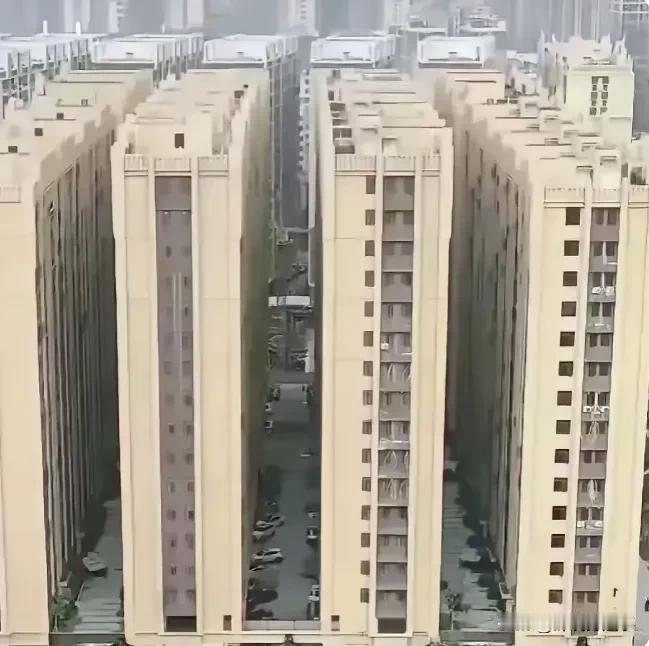 这开发商是不是特有才了？
这电梯房也修的特密集了吧，栋与栋的间距应该不足20米，