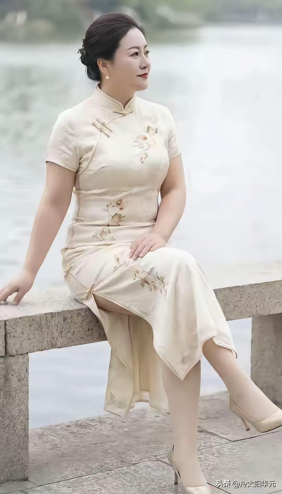 塞鸿秋.题旗袍佳人
锦袍暗束蜂腰脉，
雪肤映出花容态。
知性更添雍容派，
风韵在