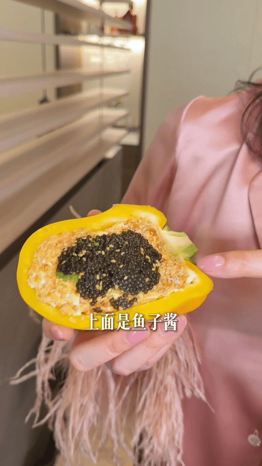 关晓彤给左小青投喂彩椒碗 鱼子酱+虾仁+鸡肉+南瓜子，关晓彤这碗彩椒碗到底是减脂
