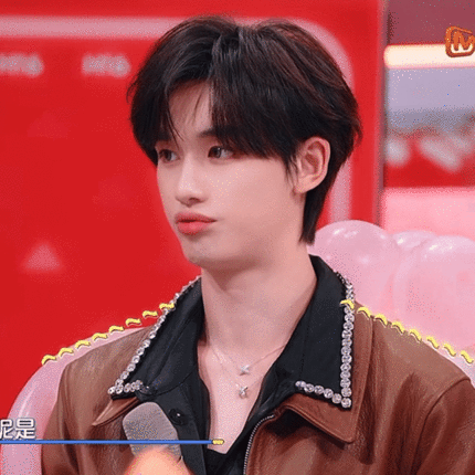 丁程鑫化妆技术战绩可查 丁师傅的 “鼓励式化妆” 永远有新惊喜！好六给颜齐的惩罚