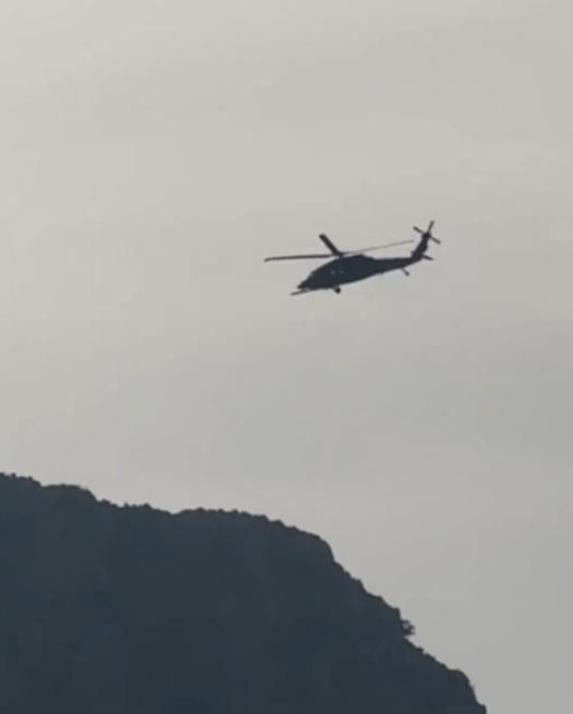 忙活了一整夜，搜救F-15E飞行员的结果终于出来了：两架"黑鹰"被打得千疮百孔，