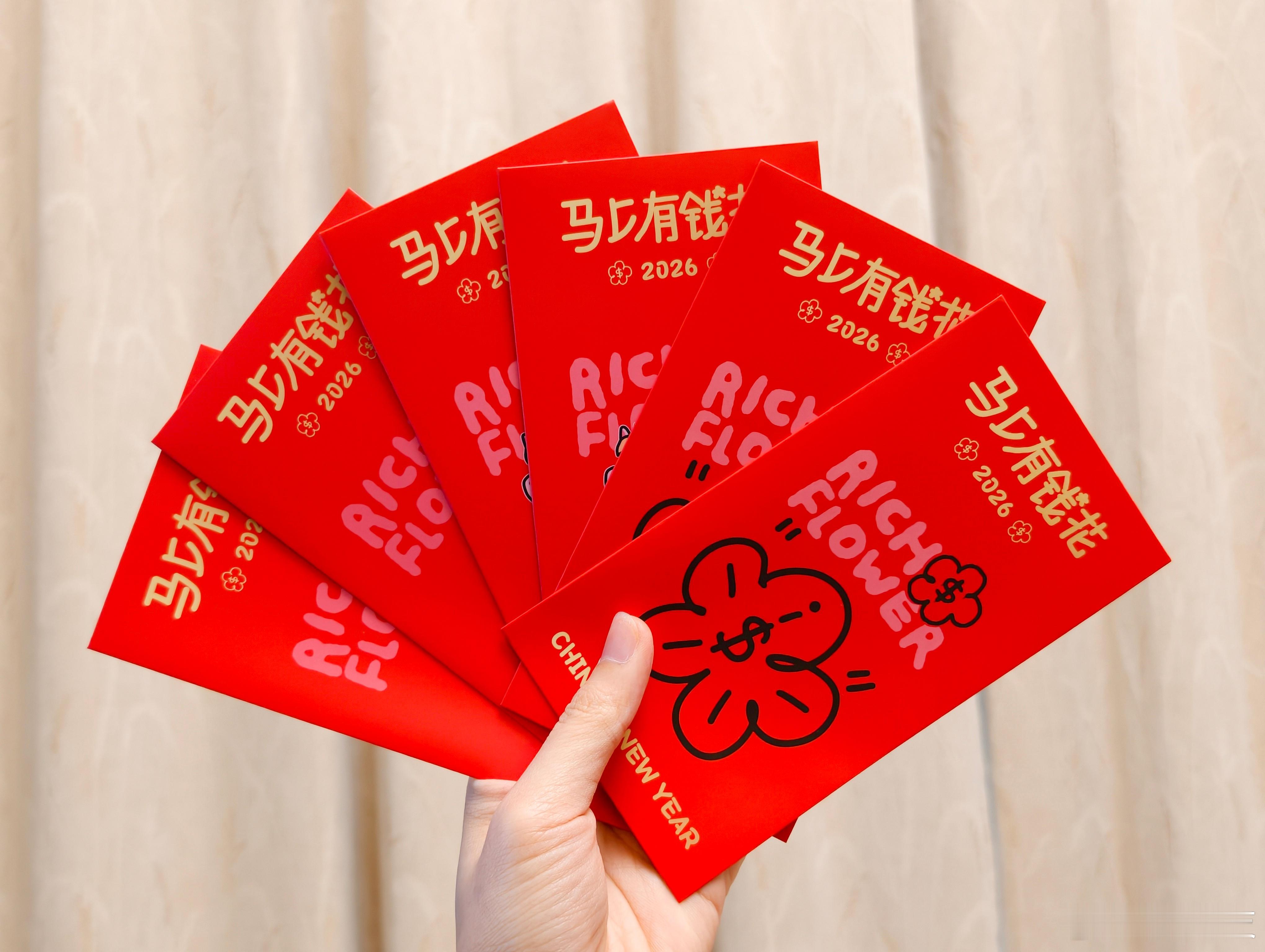 vivo新年礼盒到了，一如既往的“万花筒”模式，除了新年贺词，还有一堆“暖冬”物