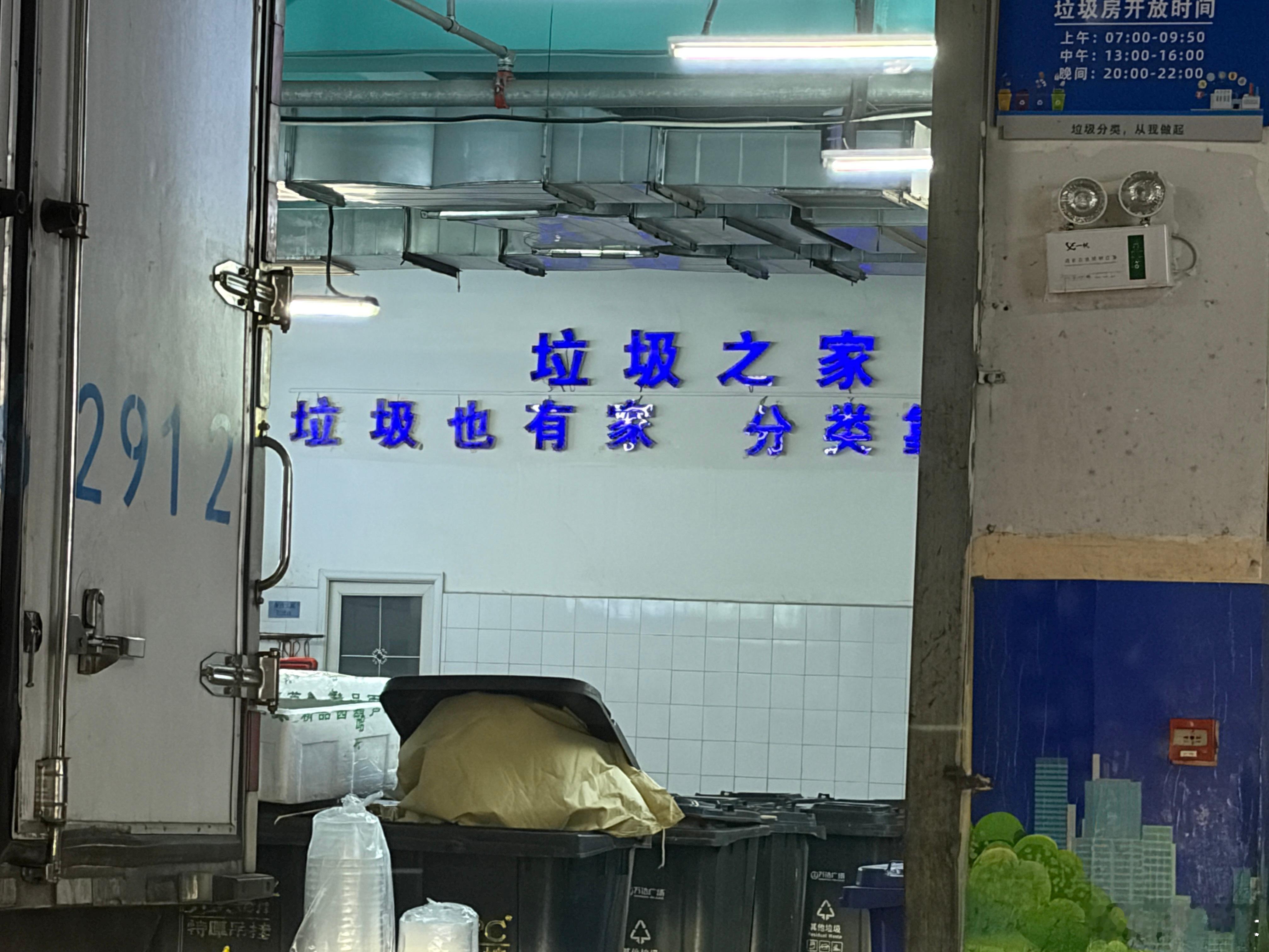 我的朋友一直邀请我写一些《置身x内》。写写看吧，都是虚构的，不太真实。我从中间开