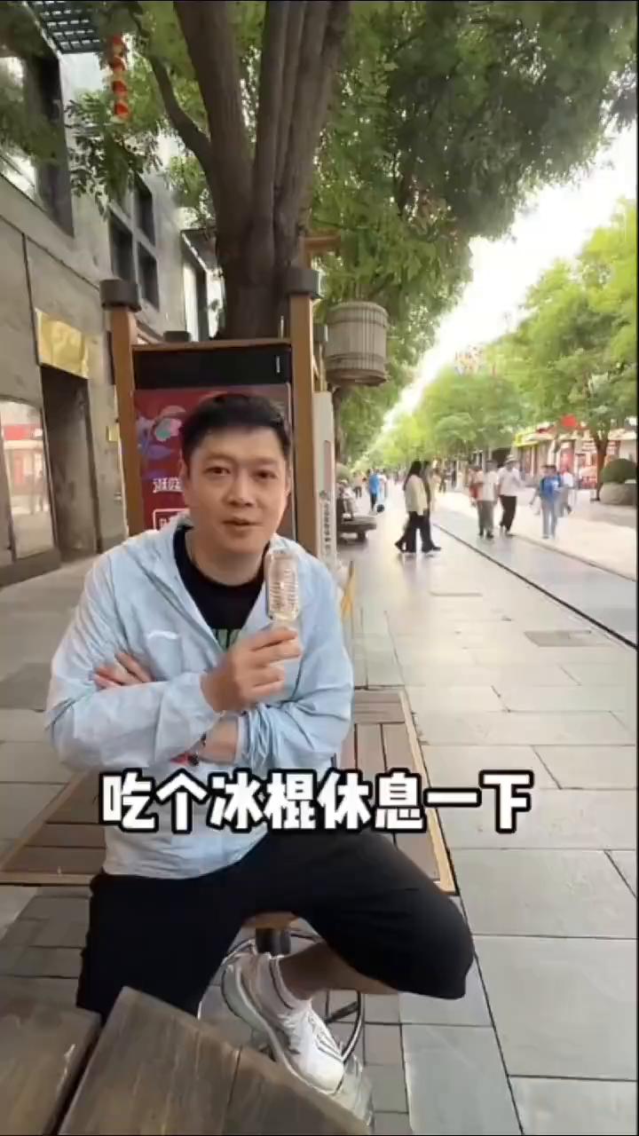 欢迎收看邱指导的vlog。
北京的那歌走起。训练完了，来前门溜达溜达。今天空气还
