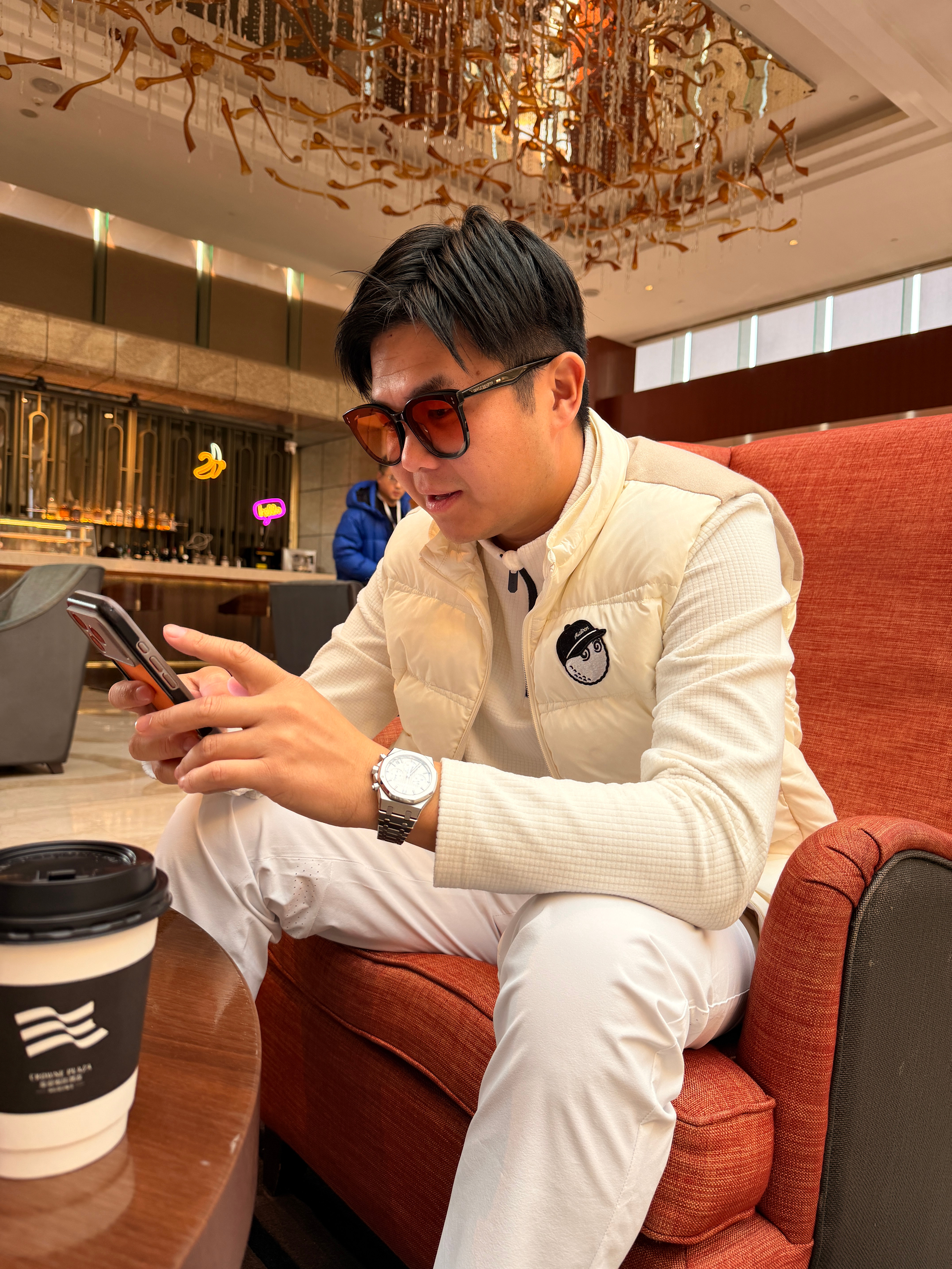 我刚刚遇到了一个朋友……他一直让我看看他的手 上海