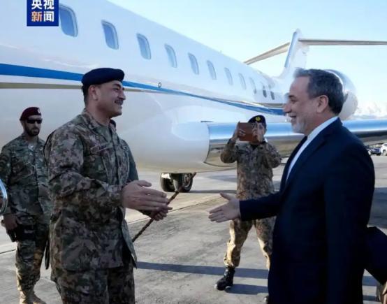 4月15号晚上巴基斯坦陆军参谋长穆尼尔，还有内政部长穆赫辛·纳克维，带着一堆高级