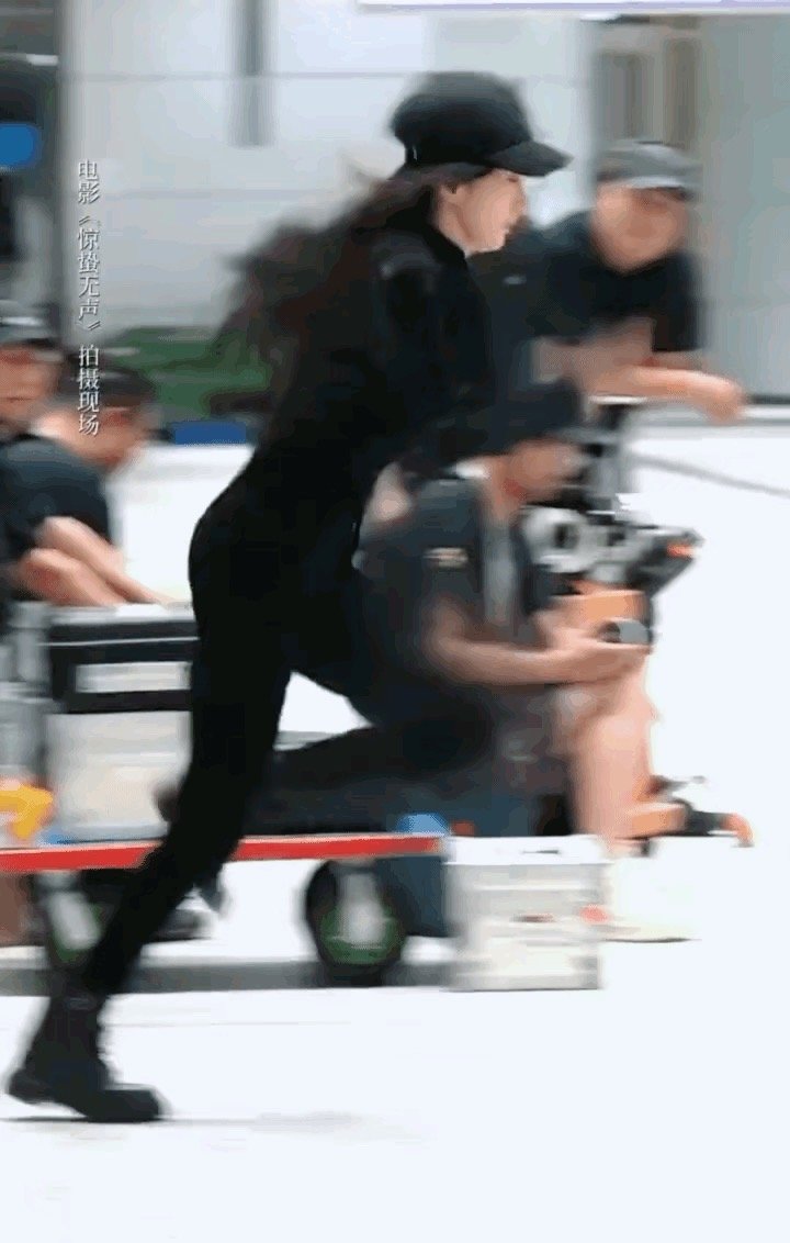 不是说杨幂不运动，纯靠饿瘦吗？怎么跑起来可以像一道黑色的闪电 