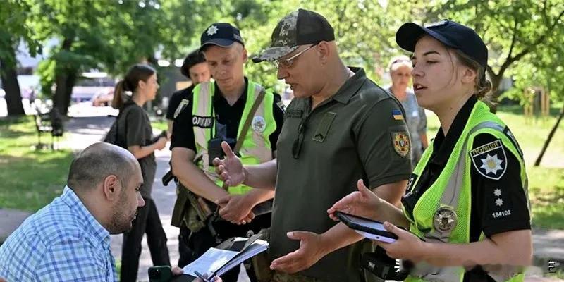 🔺7月17日,市民乌克兰出门时,必须携带军用车票。该规则主要适用于18至60岁