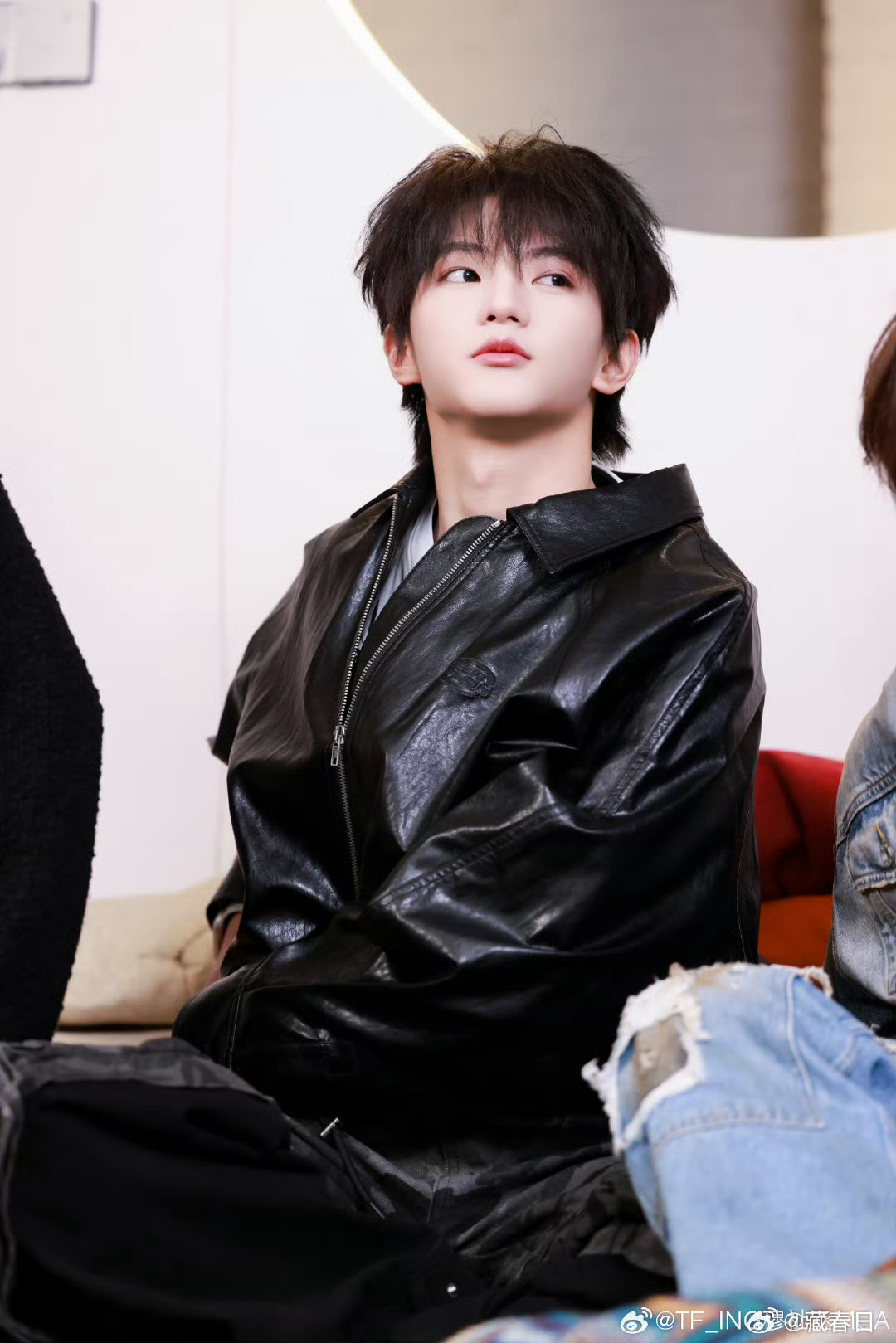 穆祉丞机场怒斥私生穆祉丞机场廊桥被私生跟拍，忍无可忍当场怒斥！镜头都快怼脸上了，