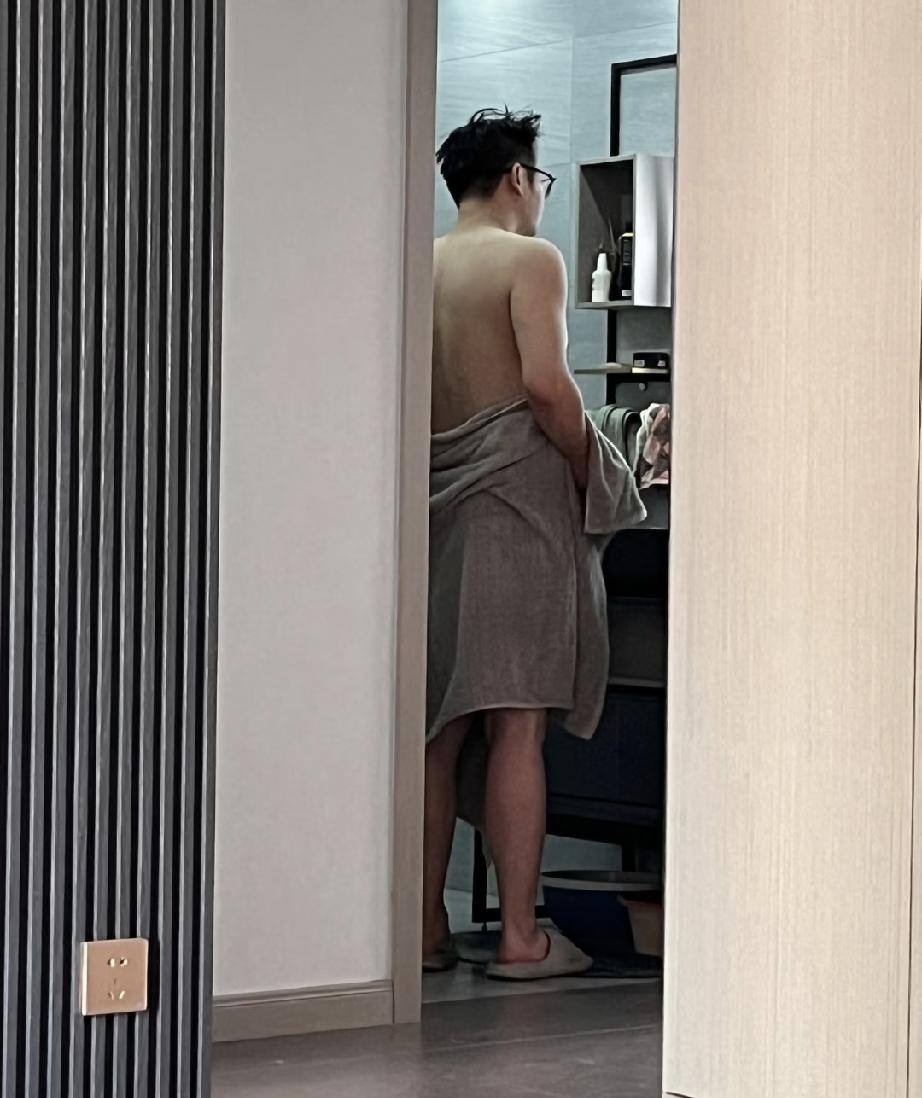 我怀疑我老婆出轨了[泣不成声]

我老婆喜欢打羽毛球，他有一个羽毛球球友群，有男
