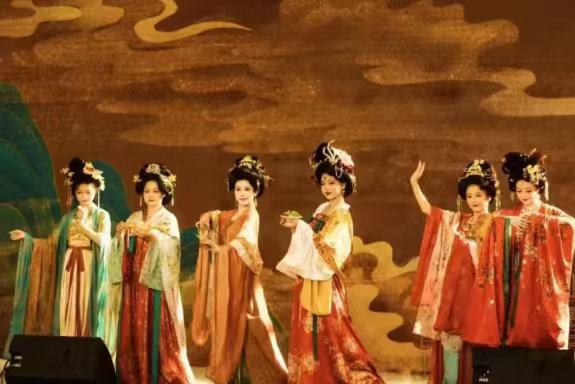 汉服厂节后开出3倍工资急招工 在历代连绵不断的继承完善中，汉服逐渐成为中国一个成