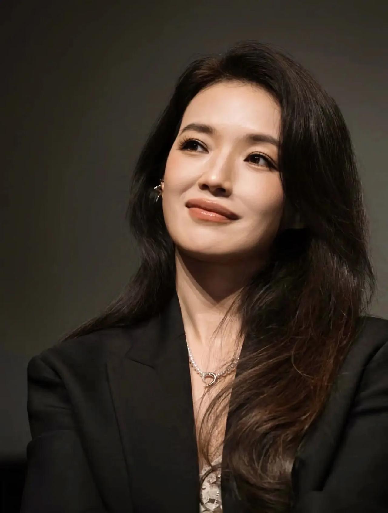 生孩子一定要趁早，
看看舒淇，
明明2016年就结婚了，那时她40岁，其实还是能