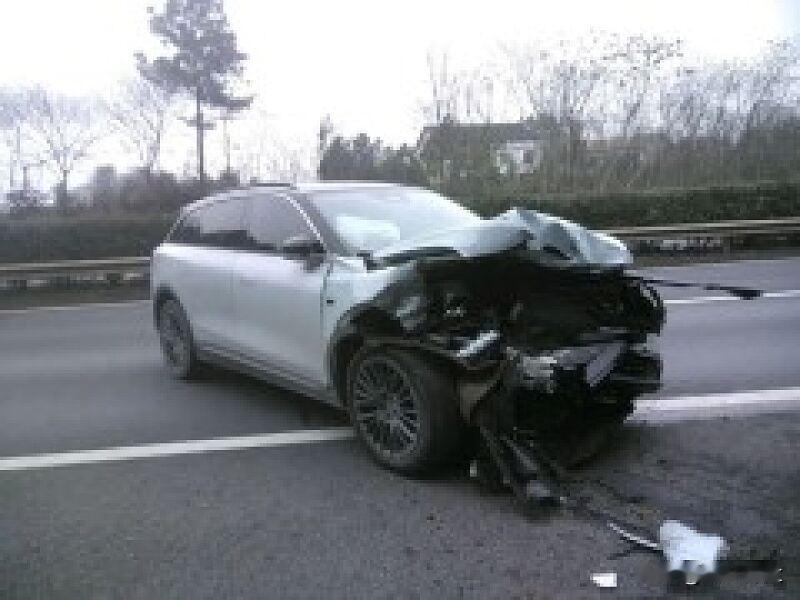 司机开辅助驾驶高速上睡20多公里

近日，湖南一零跑车主在高速上开辅助驾驶撞护栏