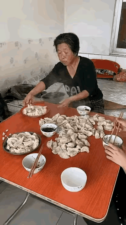 不知道这是哪的讲究，好好的盘子不用，非要都倒在桌子上，搞不懂了，我们这里没有。