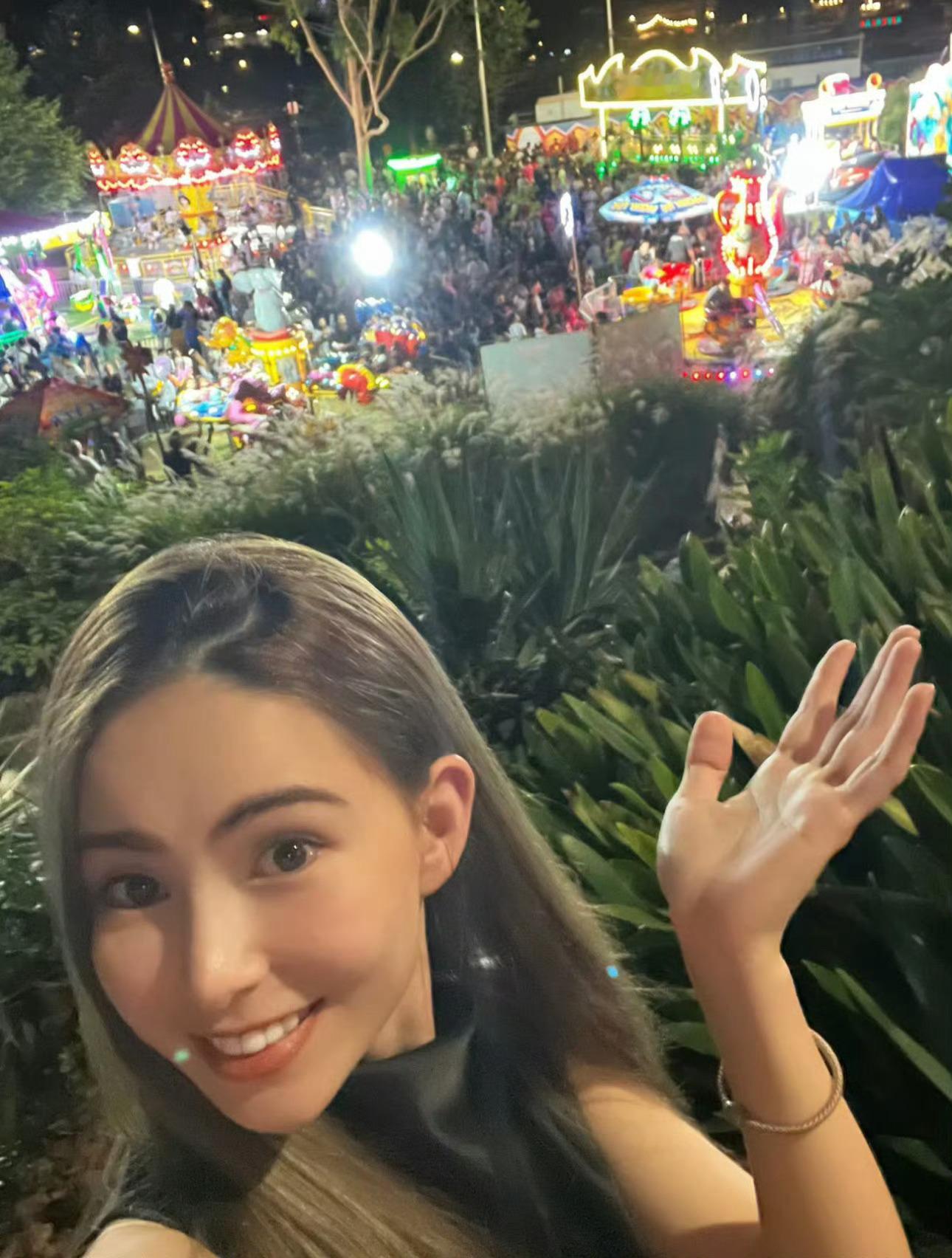 逛夜市当然要和喜欢的人一起呀[心] ​​​