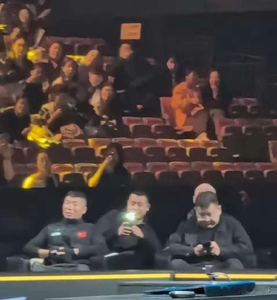 莎莎昨天那场，又被闪光灯晃了。

不是对手打得多凶

也不是比分咬得多死。

是
