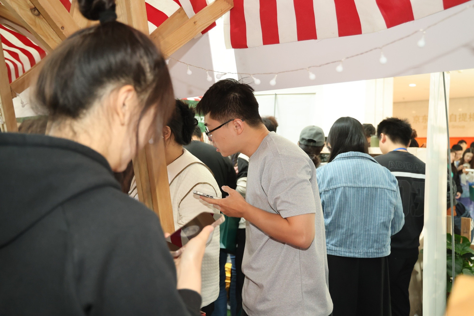 我喜欢的王茅越来越会玩了，酱香拿铁之后还搞起了“酱香集市”，哈哈~不但可以近距离