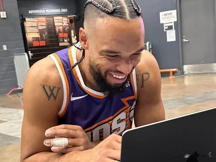 浅谈一下太阳输球原因吧！

第一，阵容深度与健康问题：
内线核心马克·威廉姆斯等