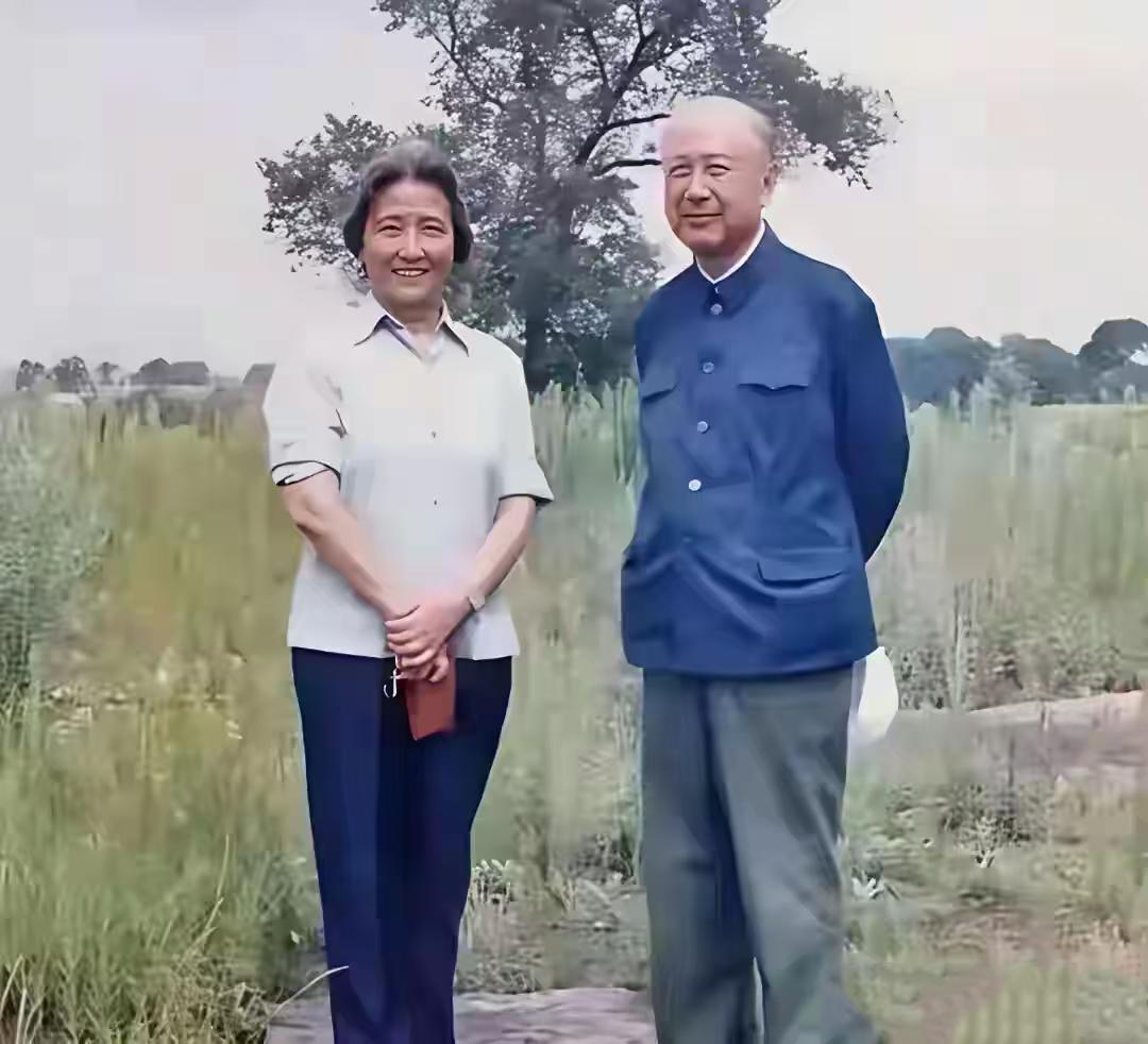 这张定格在乡野小径的合影，藏着中国最动人的一对伉俪。

画面里站在右侧的钱学森，