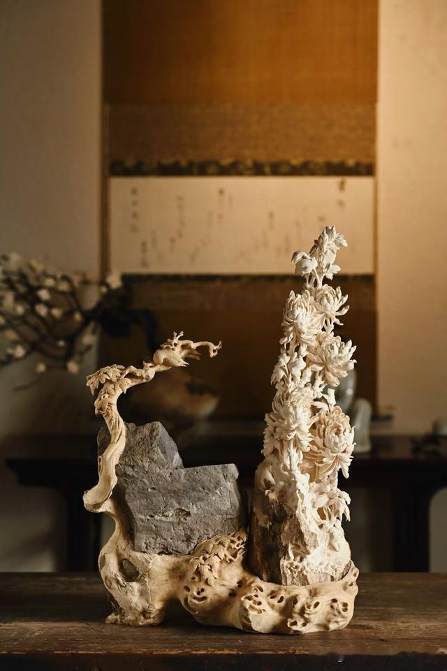 一件摆件，把木、石、花鸟几种自然之趣放在了一起。

黄杨木根盘曲有致，天然顽石嵌