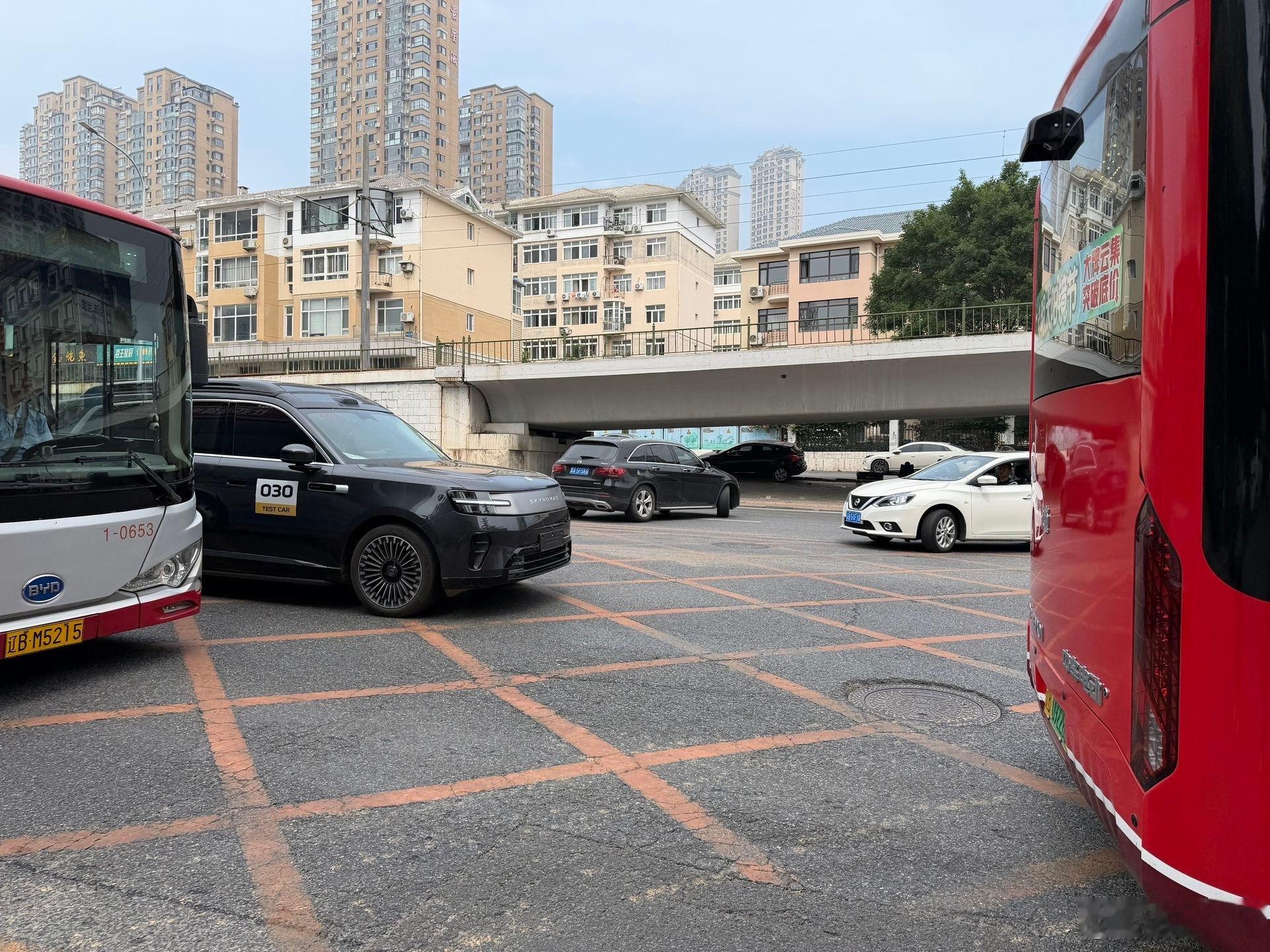 再次偶遇小米澎程N90 Max 升顶版本，这旁边是公交车，都能感觉到它的体量感，
