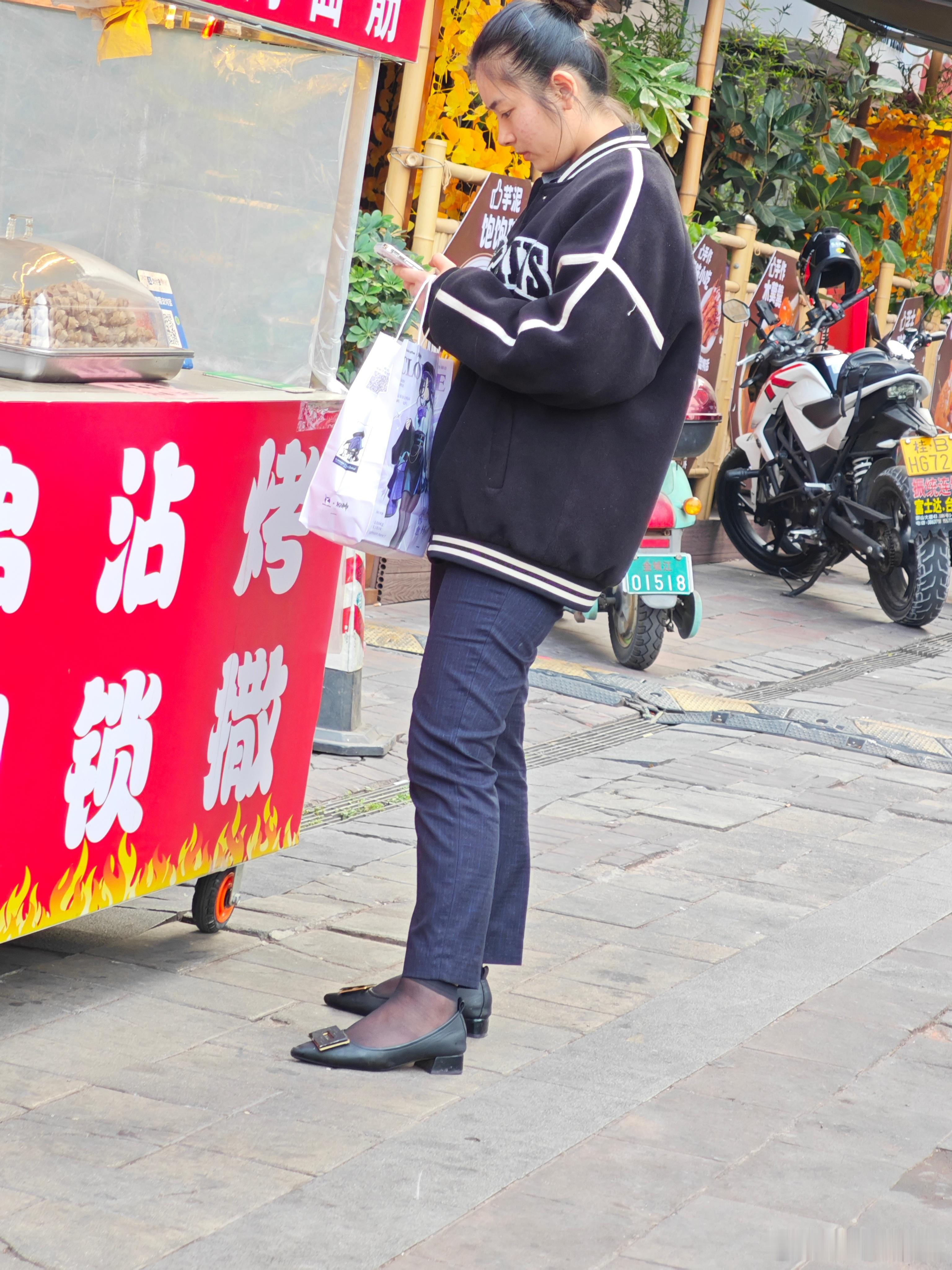 卖珠宝的小姐姐黑色丝袜穿搭 