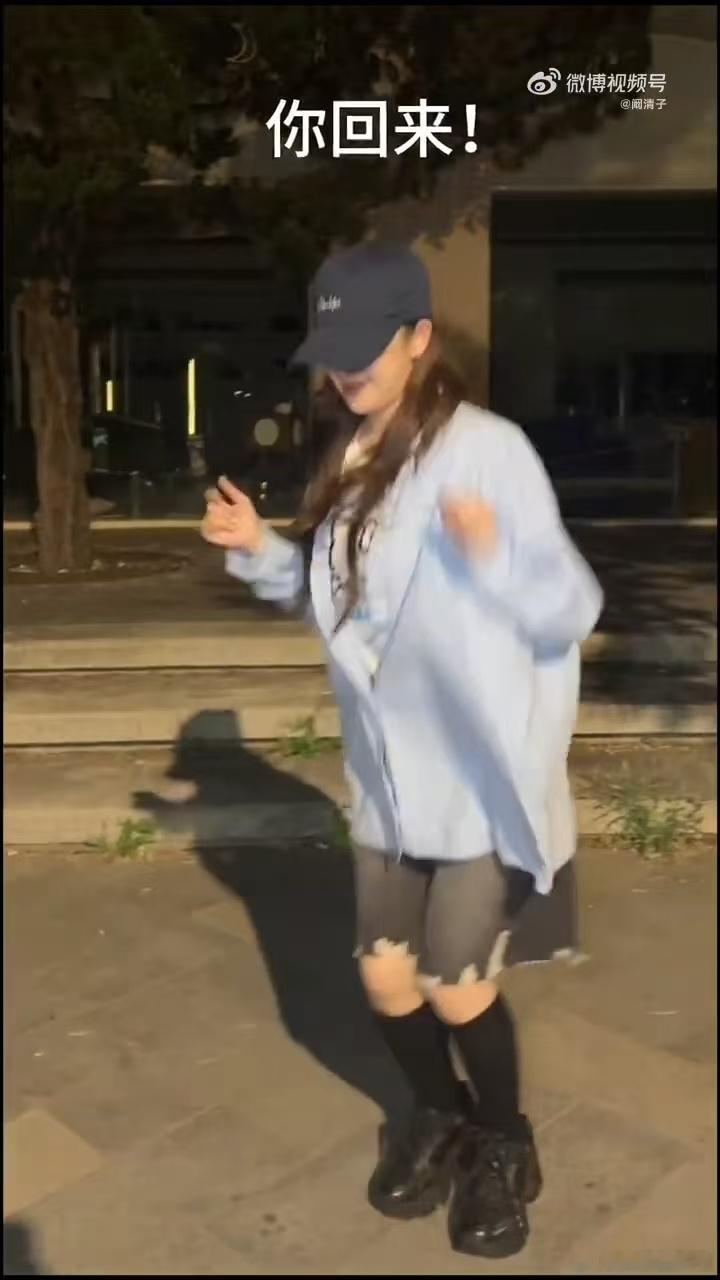 阚清子张慧雯共创视频 谁懂啊！阚清子和张慧雯的打劫式舞蹈名场面来了，对着镜头问“
