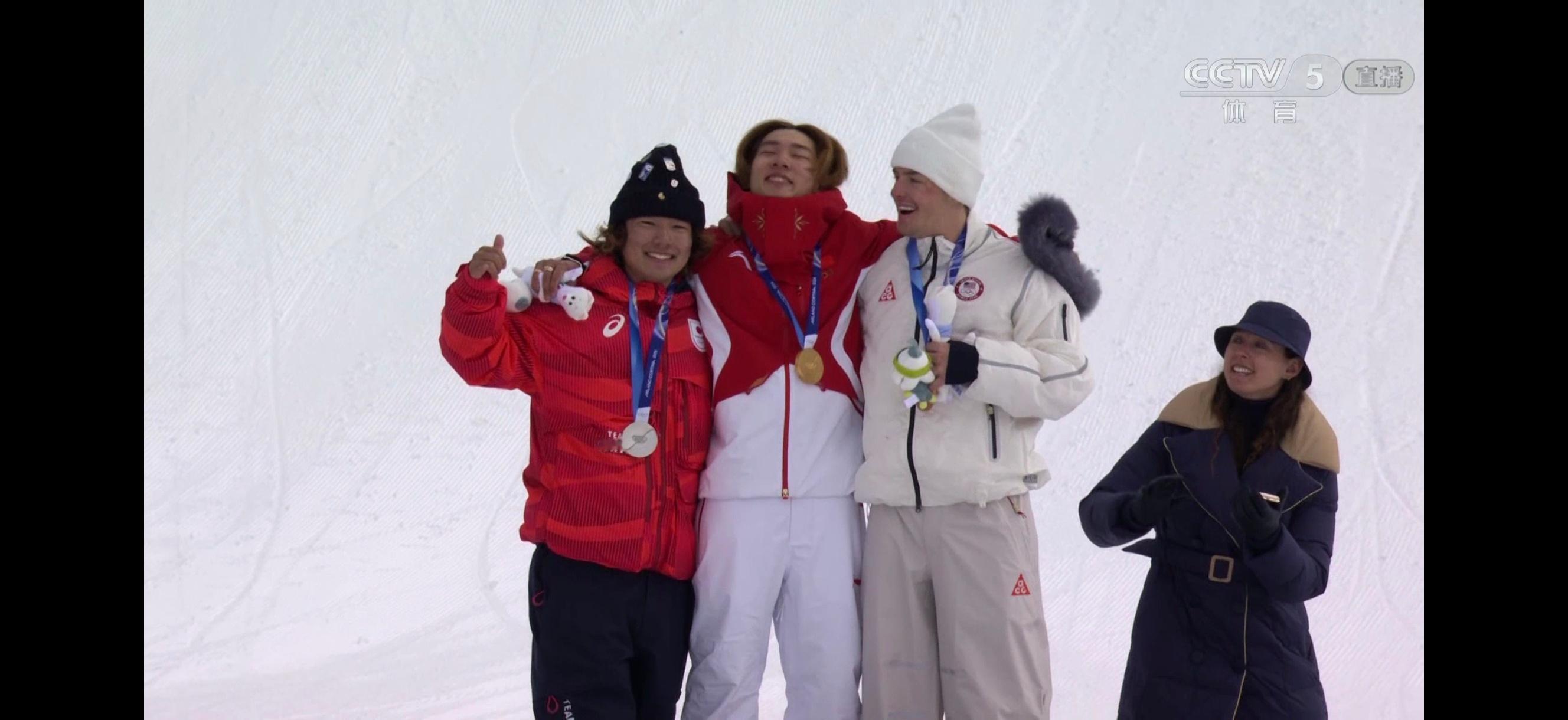 我都不禁热泪盈眶，真的，大家都辛苦了，大家都不容易。恭喜苏翊鸣，恭喜中国代表团，