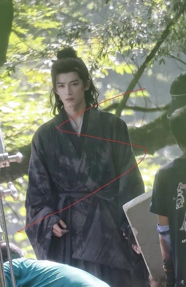 王星越这张路透不错，脸瘦了好多，挺适合走江湖风的，定风波的妆造算是目前最佳妆造 