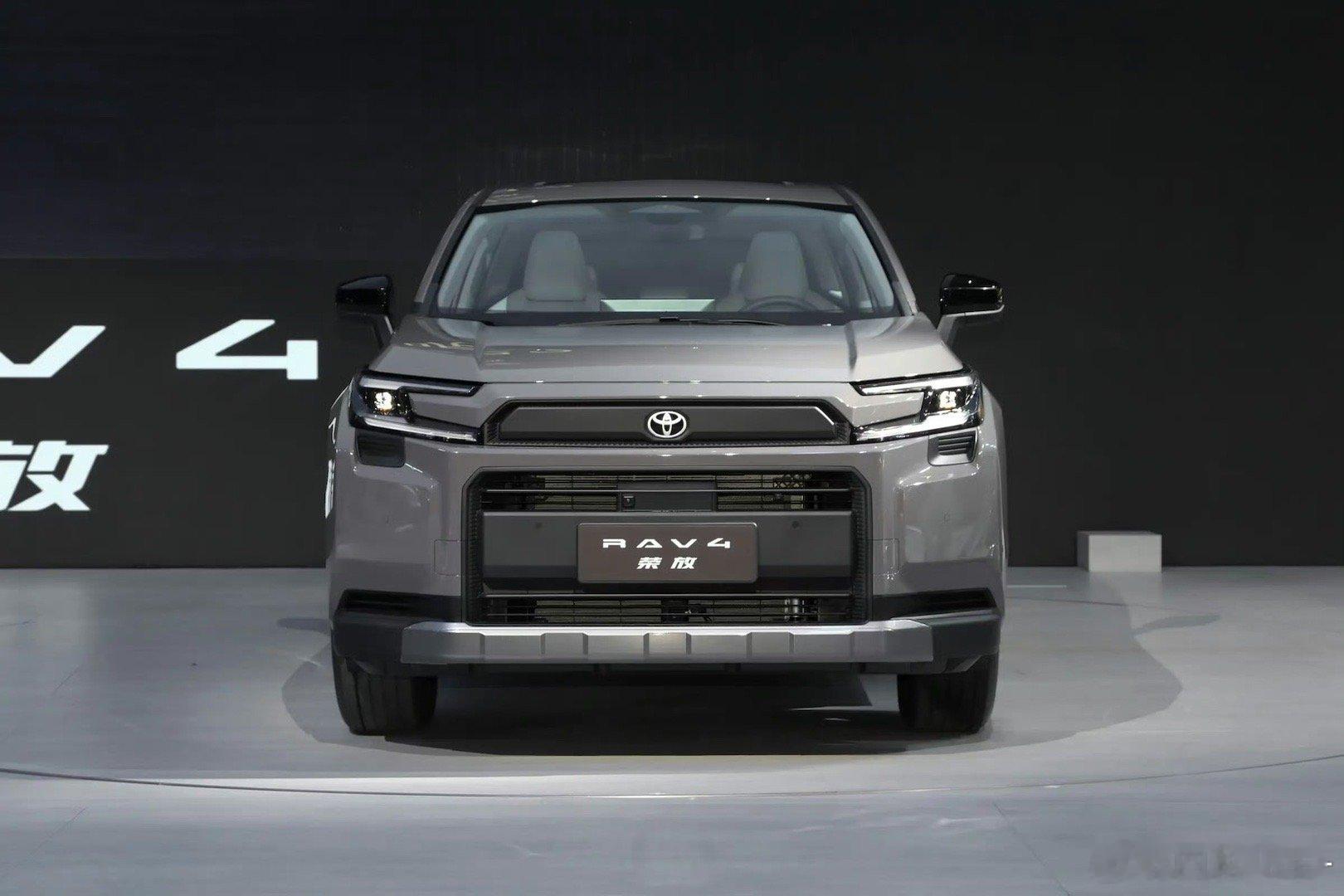 小号普拉多，全新一代RAV4荣放首发亮相。外观依旧保持比较硬派的设计，内饰这次变