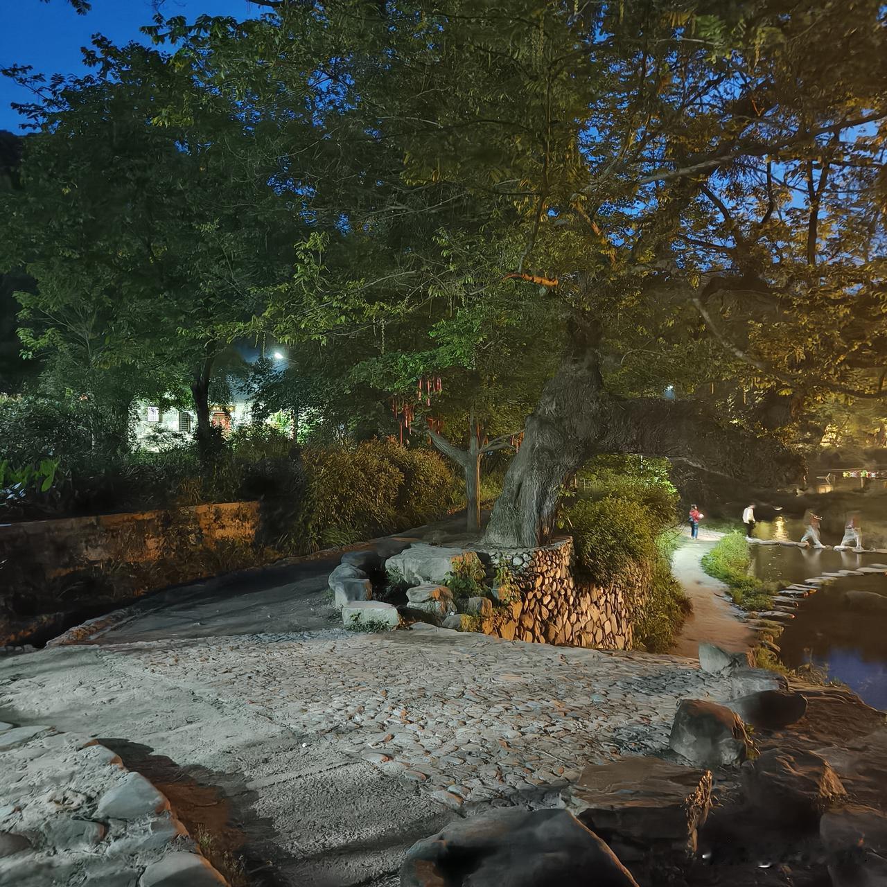 分享一张你手机里最近拍的风景照新县西河湾古村夏季夜，一个安静的世外桃源相册里风景