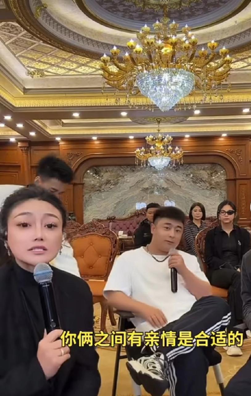 赵四能生出这么帅气的儿子，真是逆天了。赵四是小眼睛，单眼皮，长的真不好看。但你看