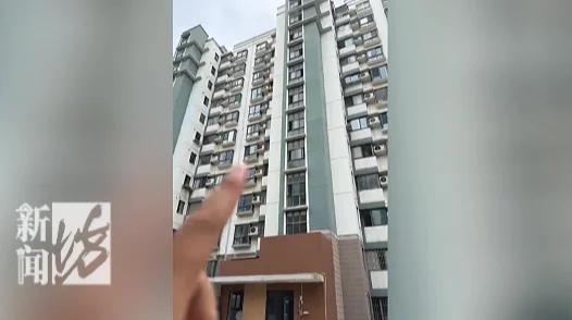 上海松江区某小区。
16号楼电梯井内冒出浓烟，消防车赶到控制住火情。大家发现，4