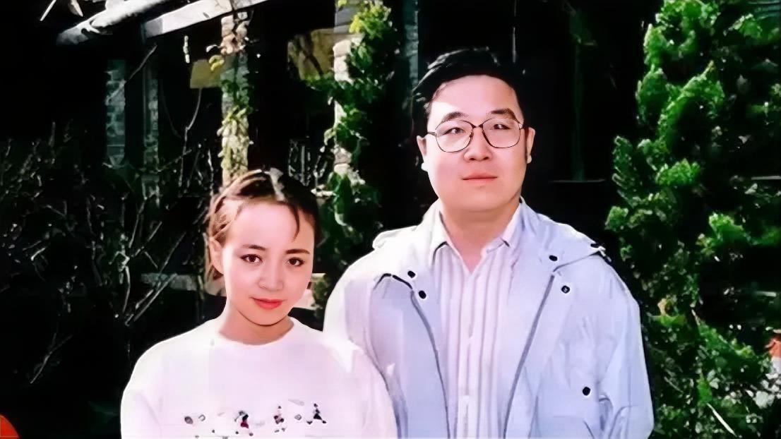 1994年，宋丹丹视如亲妹的“北大才女”梁欢，不仅住进了她家，还睡了她的丈夫英达
