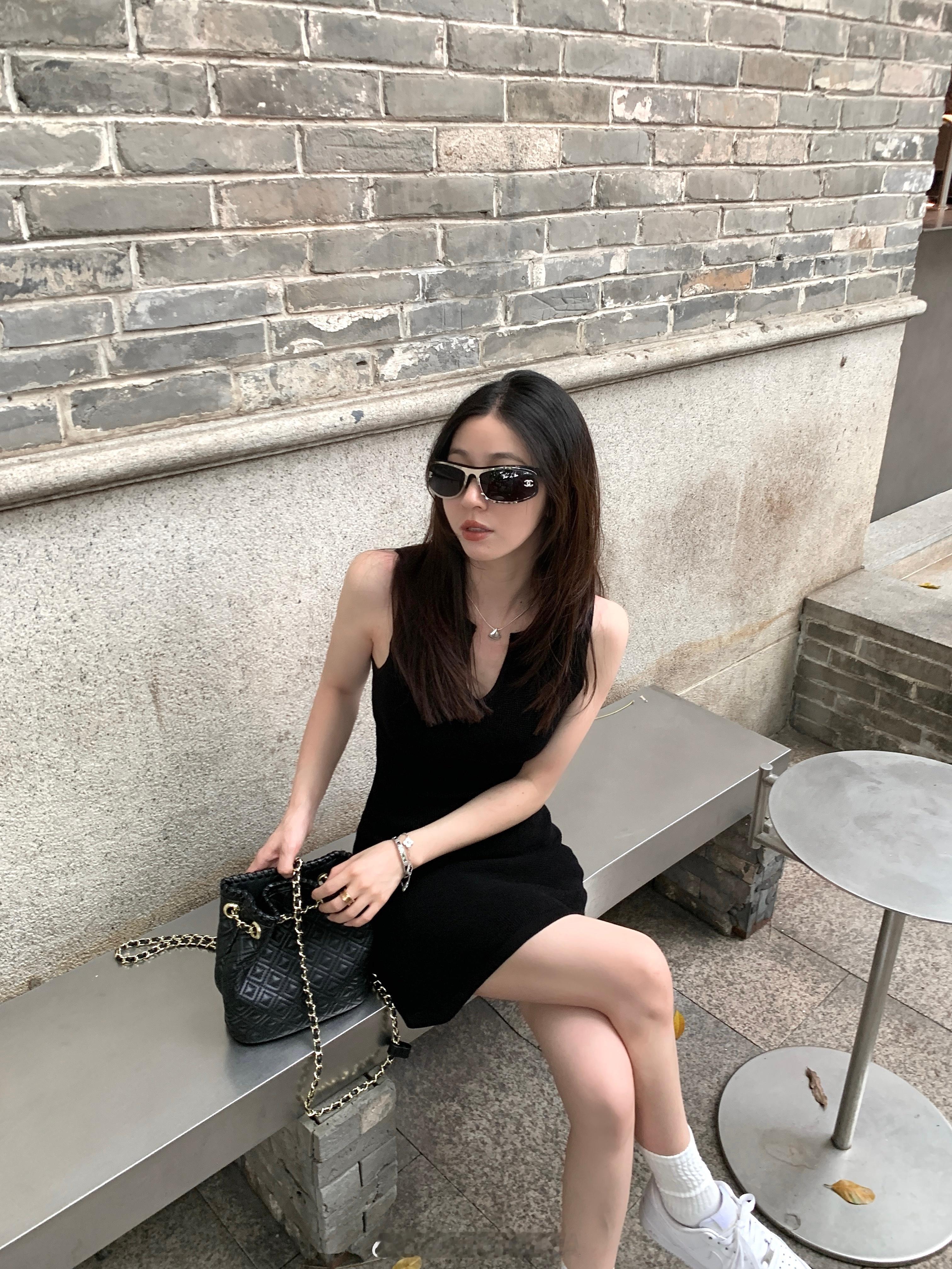 休闲又lady的小裙裙这条裙子用了细格特别的织法纹路特别好看 我特意还给你们配了