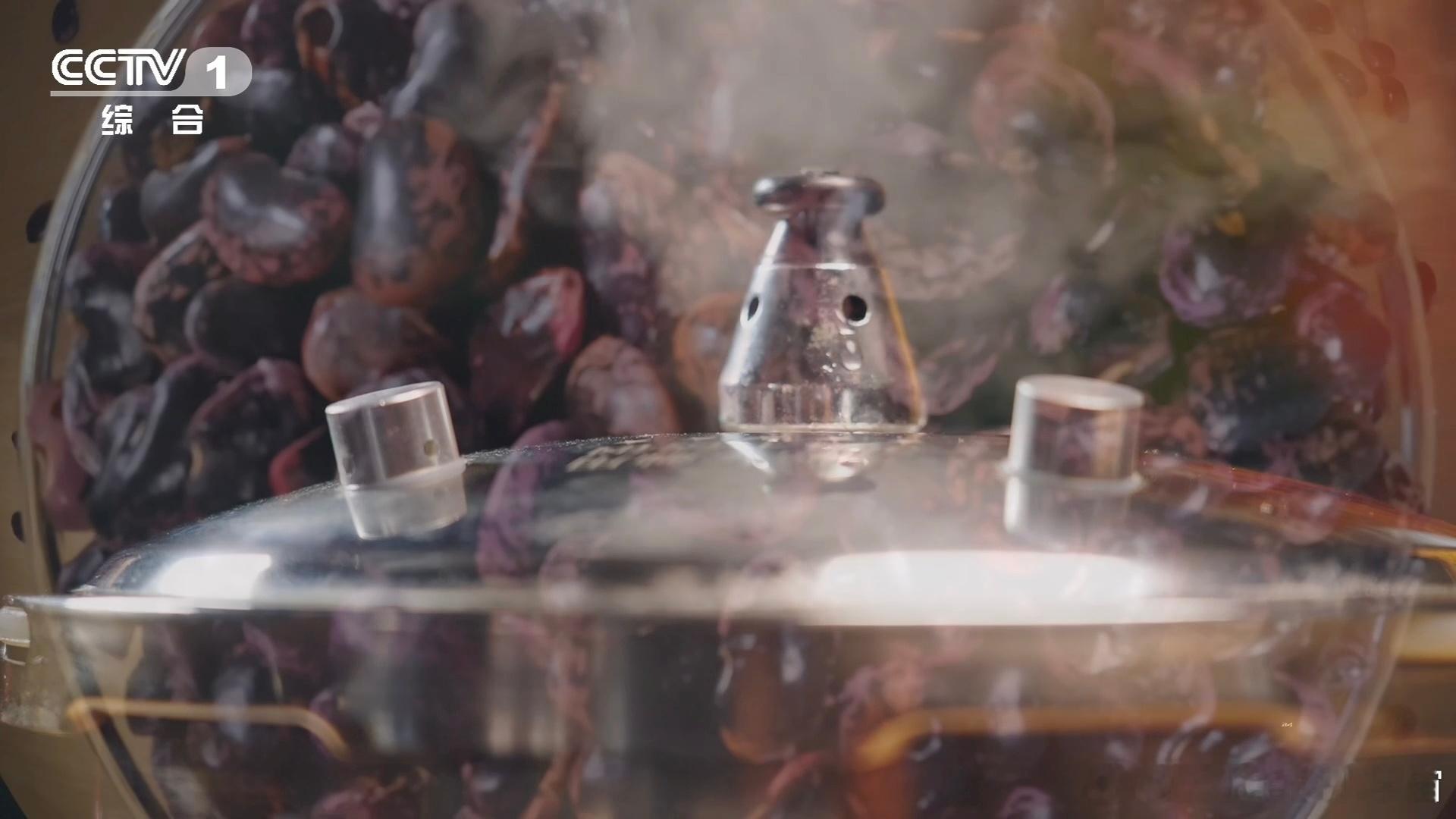 中国人的吃商绝了 岩豆和雀舌茶的搭配太惊艳！茶香中和了豆腥，翻炒后香气扑鼻，这创