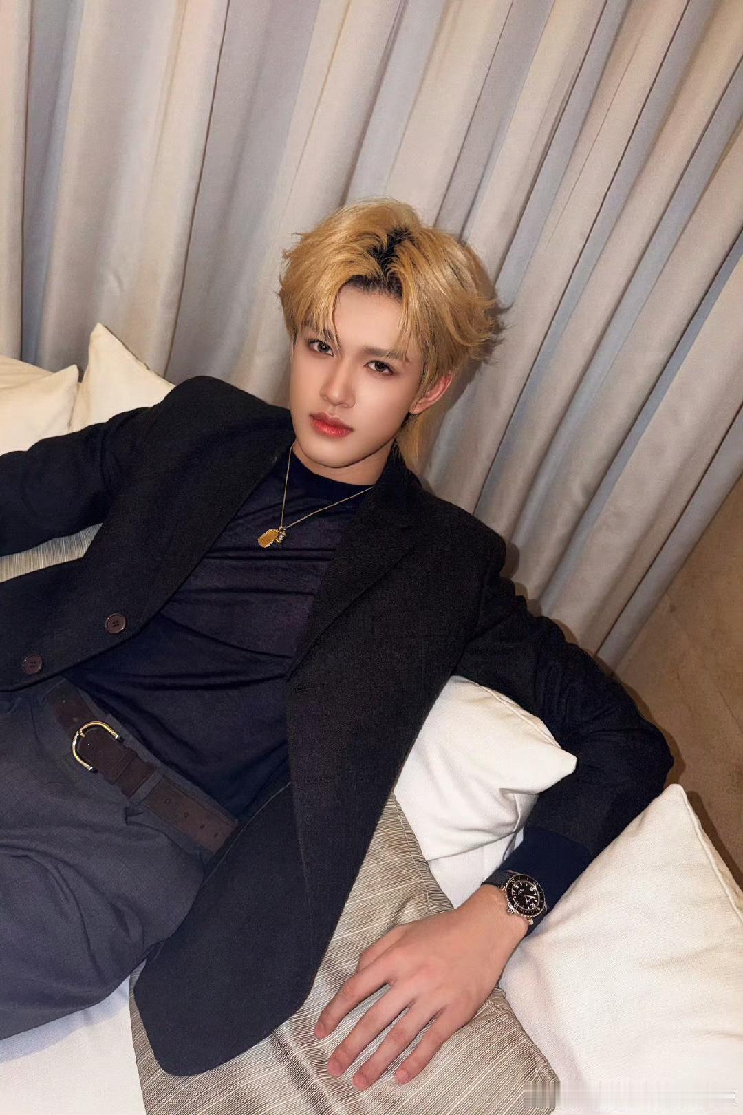 张极西装随拍完全是少年霸总 金发配黑西装直接焊死少年霸总人设！张极随拍帅到自带贵