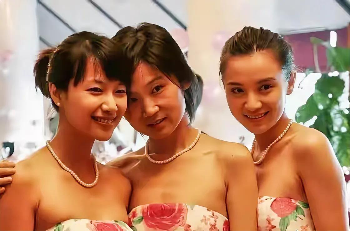 宋佳，最美，还是把刘海都梳起来精神好看。