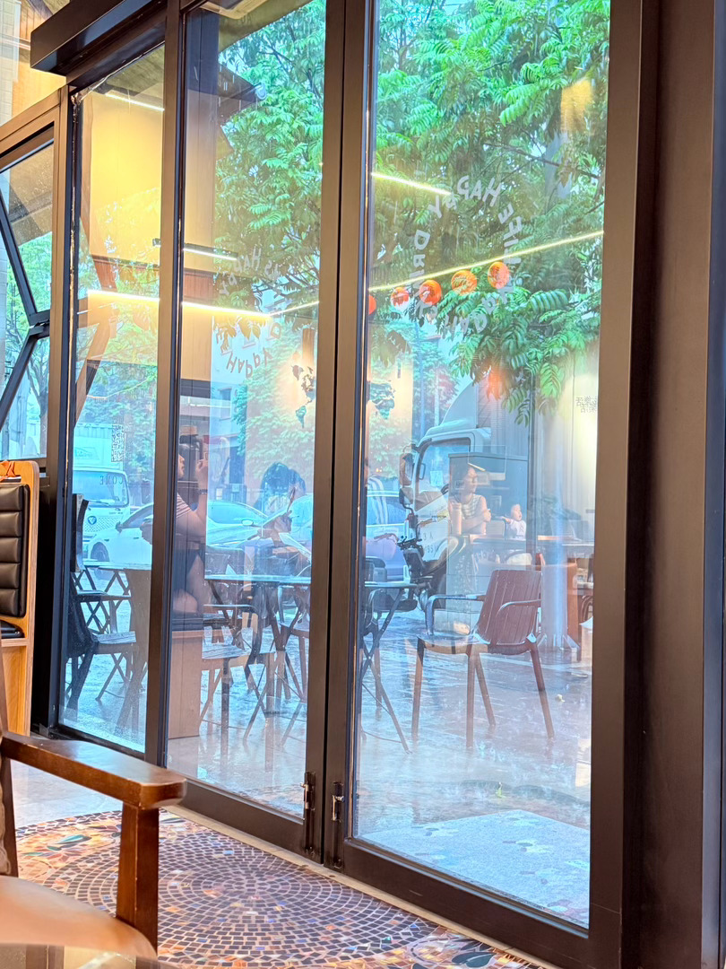 下大雨啦……被困咖啡店了！[哈哈] ​​​