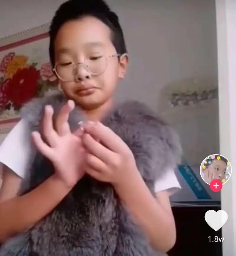 看到钟美美被波士顿大学录取，我才懂向佐那句话的含金量：千万不要小瞧任何一个行业！